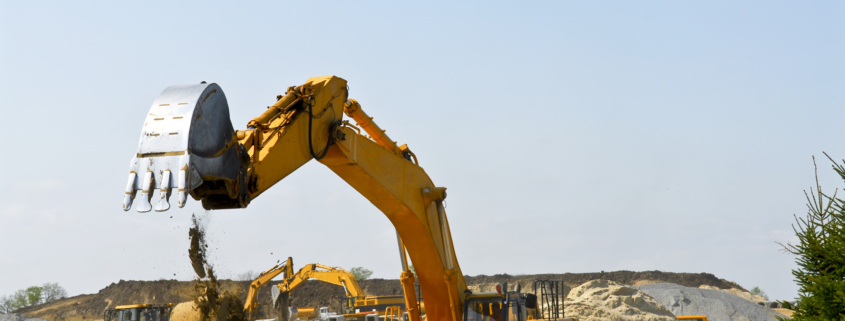 Imagen de una excavadora realizando movimientos de tierra en una obra